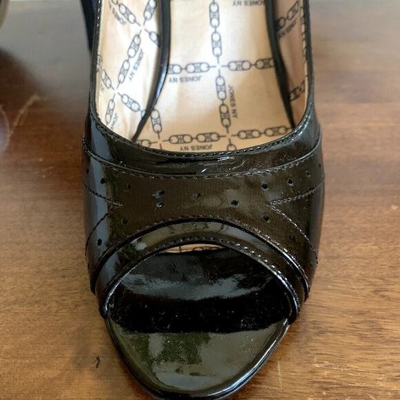 Jones New York Dark Chocolate Brown Patent Leather Peep Toe Pump Size 5 NWT - Picture 8 of 11